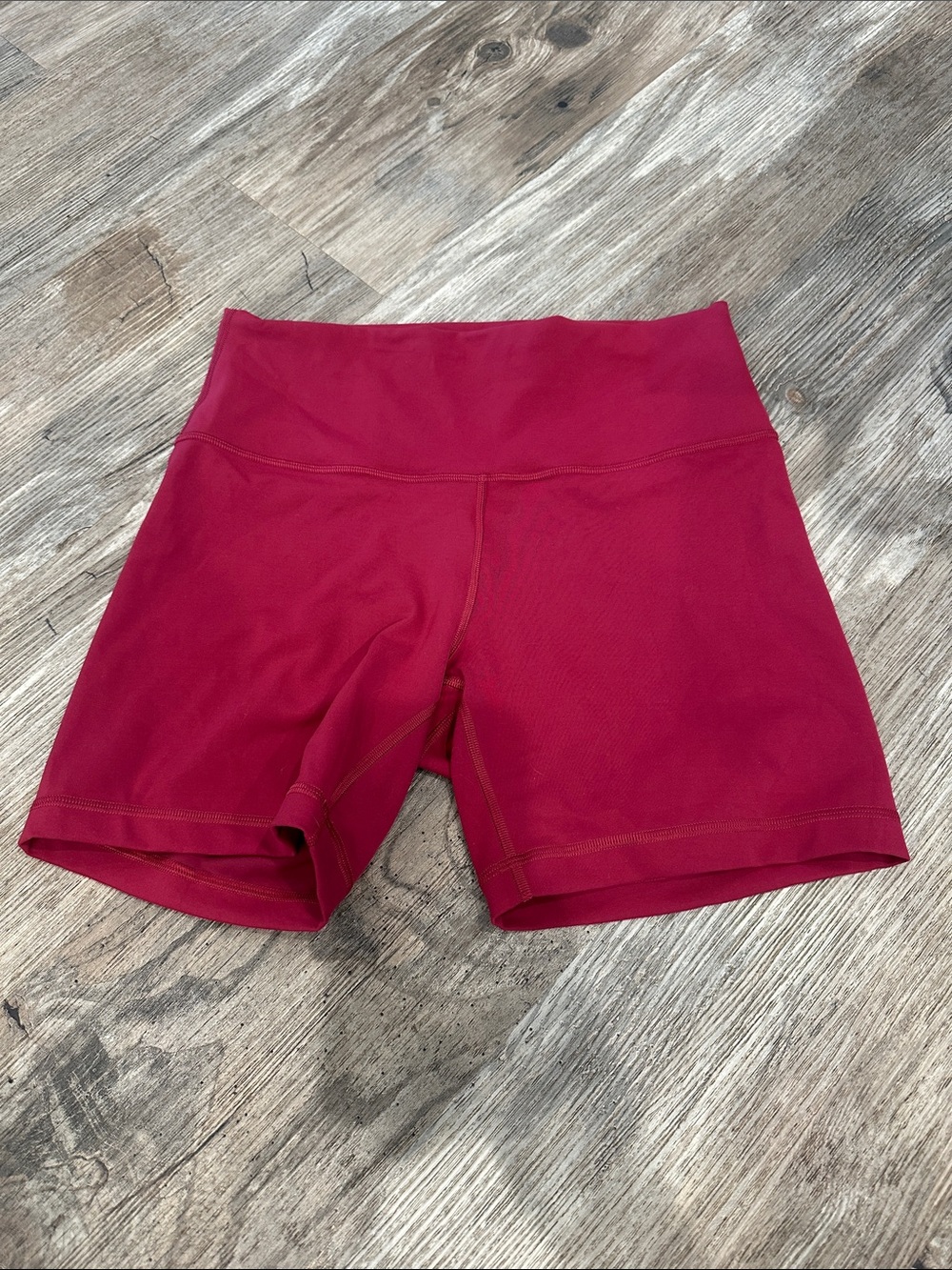 Like new! Lululemon Wunder Train High-Rise Short 6" Magenta Smoke sz 10